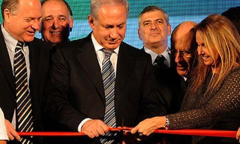 נתניהו מנסה ללא הצלחה לגזור את הסרט. רק אולר של אחד המאבטחים סייע במלאכה [צילום: לע"מ]