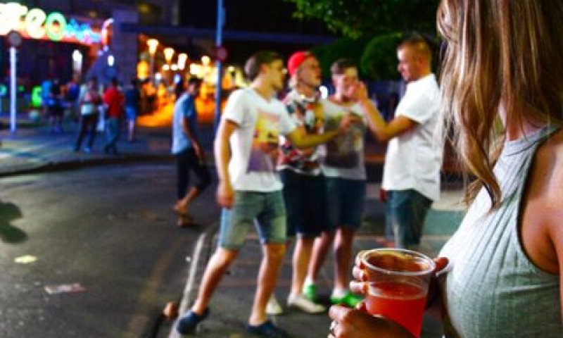 תיירים שתויים ברחובות במיורקה [צילום: ג'ואן לאדו/AP]