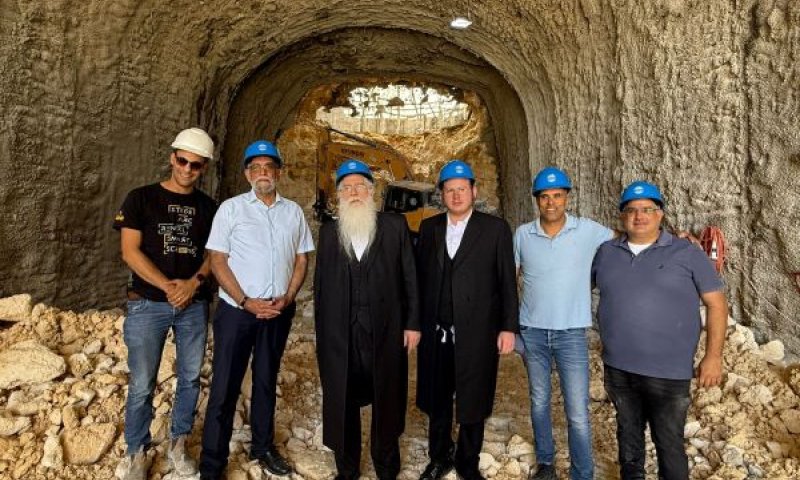ביקור השר פרוש בתוואי שנפרץ [צילום: תקשורת השר]