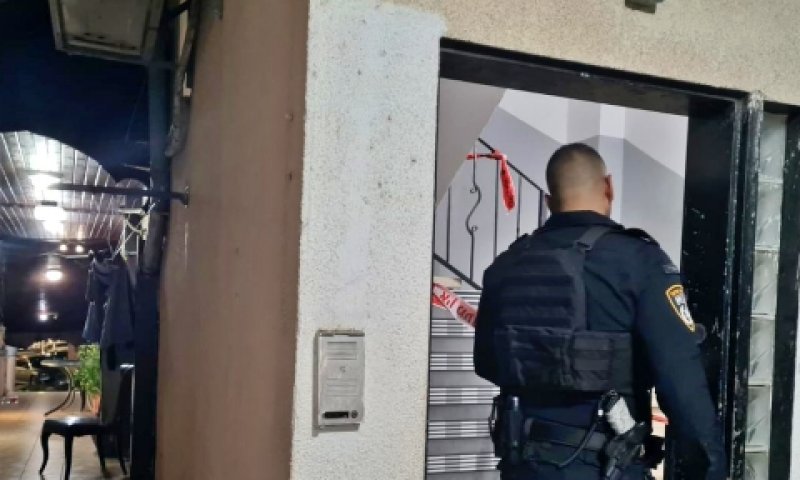 זירת הרצח בטייבה, הלילה [צילום: דוברות המשטרה]