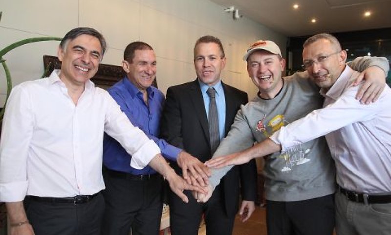לחיצת ידיים משותפת [צילום: גדעון מרקוביץ']