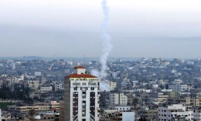שובל עשן מתקיפת חיל האוויר בעזה [צילום: פלאש 90]
