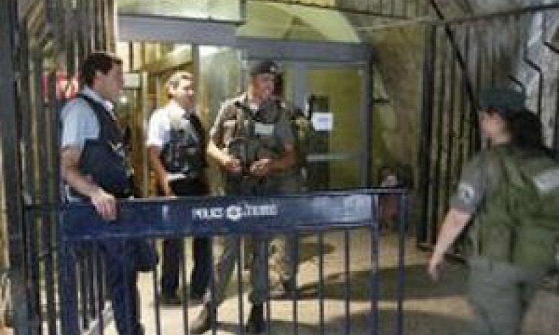 בידוק אלקטרוני בכניסה לכותל [צילום: AP]