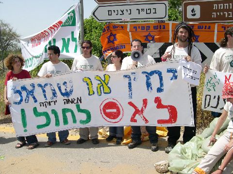 פעילי סביבה מוחים נגד הכוונה לבנות בשמורה [צילום: מגמה ירוקה)