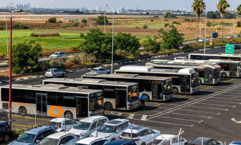 נהגים במדי החברה, תלוש אצל הקבלן - ומשרד התחבורה טוען שלא ידע [צילום: יוסי אלוני/פלאש 90]
