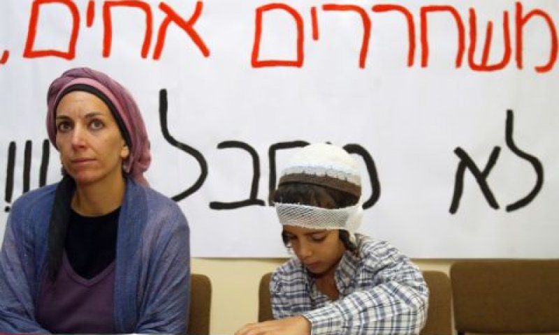 מיכל גמליאל ובנה במסיבת העיתונאים שאורגנה למען אבי המשפחה [פלאש 90]