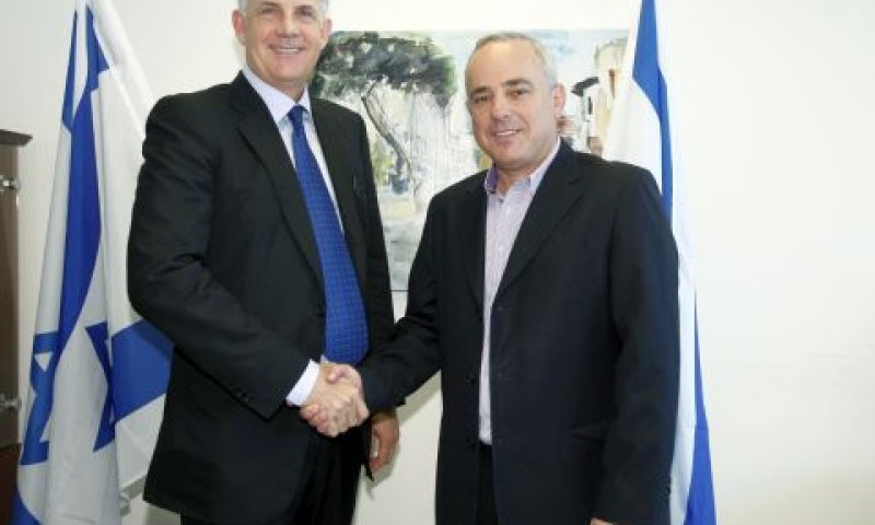 שטייניץ עם שותף מנהל בחברת בלאקרוק, דיוויד גרדנר [צילום: משה שי]