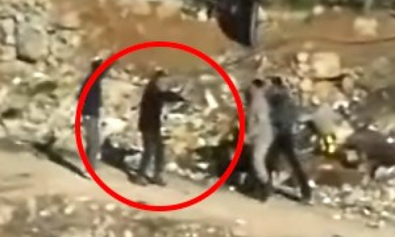 המשטרה מתקשה לסגת [צילום: מתוך הסרט של בצלם]