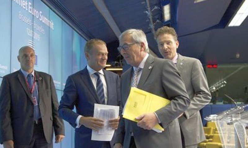 בכירים באיחוד לאחר החתימה על ההסכם הראשוני [צילום: AP /Virginia Mayo]