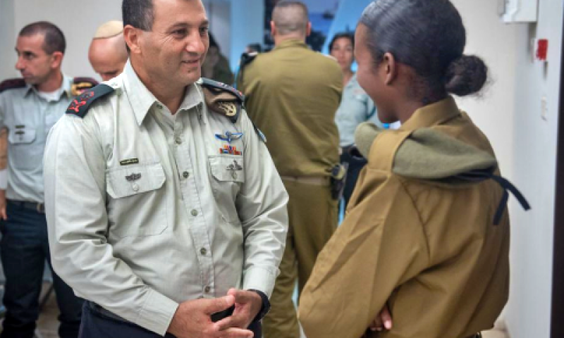 אלוף עשור ומגויסת חדשה בצה"ל [צילום: דובר צה"ל]