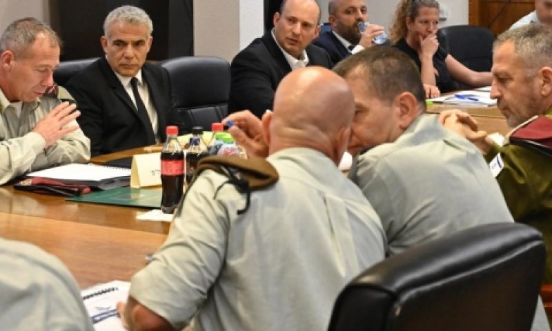לפיד בהתייעצות הביטחונית, היום בקריה בתל אביב [צילום: קובי גדעון, לע"מ]