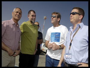 משמאל: מפקד חיל האוויר בעבר הרצל בודינגר, חן ארד, חבר מהקורס ויו"ר ישראייר גיא רוזן