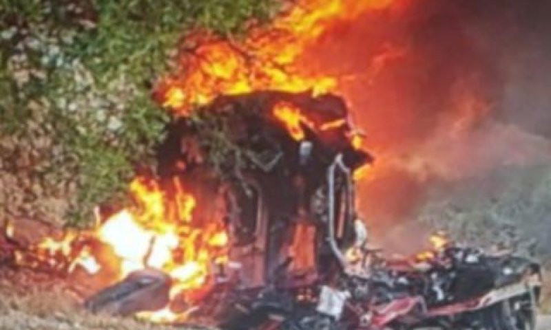 המכונית נשרפה, הנוסעים נלכדו [צילום: לפי סעיף 29א' לחוק זכויות יוצרים]