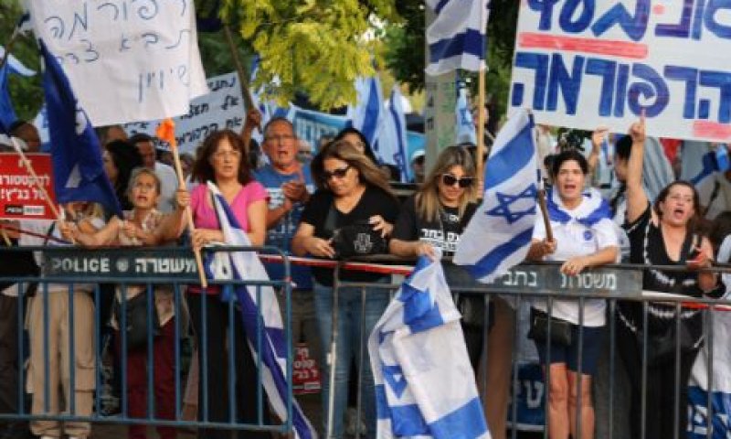 הפגנת תומכי הרפורמה מחוץ לבית שר המשפטים [צילום: יהונתן שאול/פלאש 90]