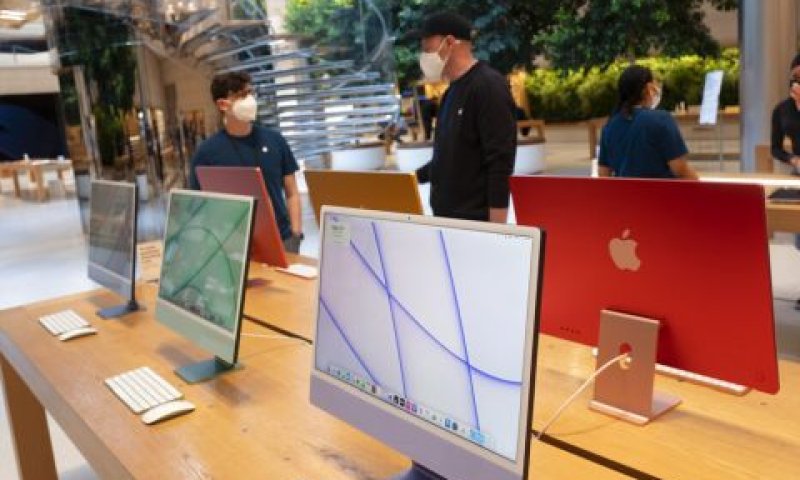 צניחה צפויה במספר המשלוחים. מחשבי אפל [צילום: מארק לניהאן, AP]