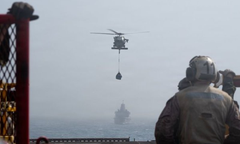 מסוק MH-60S סי הוק של חיל הים האמריקני מבצע אספקה אנכית לאוניית התקיפה האמפיבית בוקסר (LHD 4), מאוניית התמיכה הקרבית המהירה ארקטיק (T-AOE 8) [צילום: סנטקום]