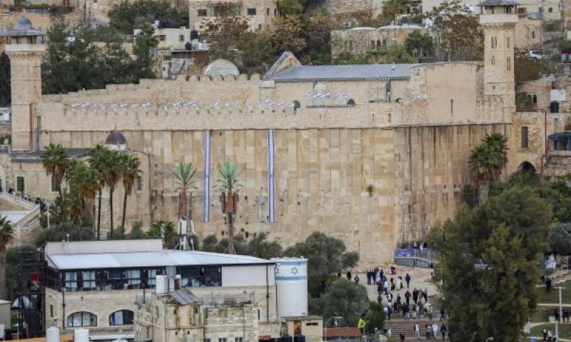 אושר קידום קירוי מערת המכפלה [צילום: ויסאם השלמון/פלאש 90]