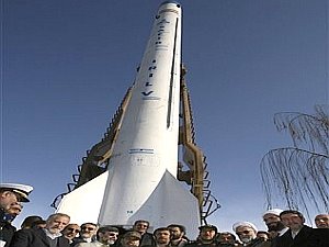 בכירי המשטר האירני גאים בטיל השיגור 'אומיד' [צילום: AP]