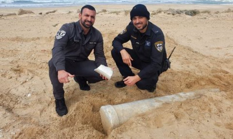 סיירי השיטור העירוני עם עמוד השיש [צילום: שירה ליפשיץ, רשות העתיקות]