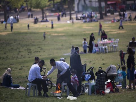 אלפים פוקדים את הפארקים [צילום: פלאש 90]