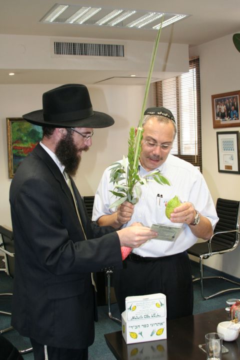 ואם הדואר לא מגיע אליך תגיע אתה אליו. אבי הוכמן מנכ"ל דואר ישראל במצוות החג