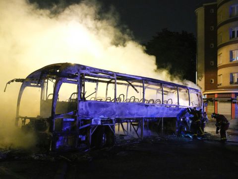 אוטובוס שרוף בננטר [צילום: לואיס ג'ולי/AP]