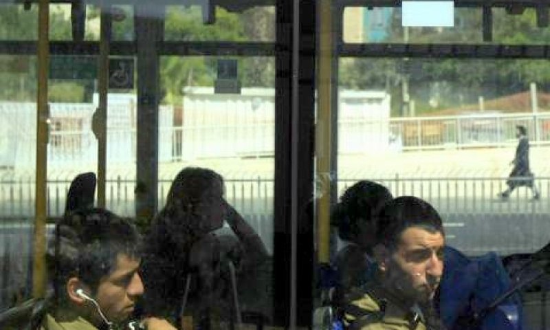 בלגאן בדרך לבסיס [צילום: פלאש 90]