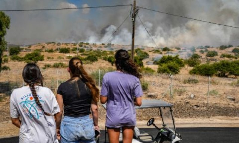 נערות צופות בשרפה בגבול הצפון כתוצאה מירי חיזבאללה [צילום: אייל מרגולין/פלאש 90]