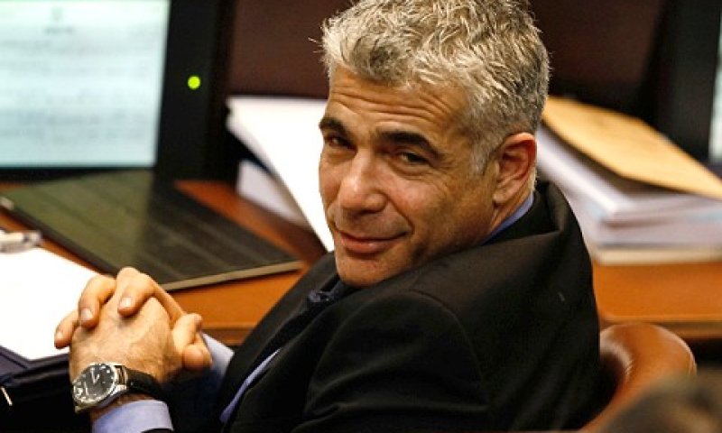 לפיד. אצבע מאשימה למדיניות קודמו [צילום: פלאש 90]
