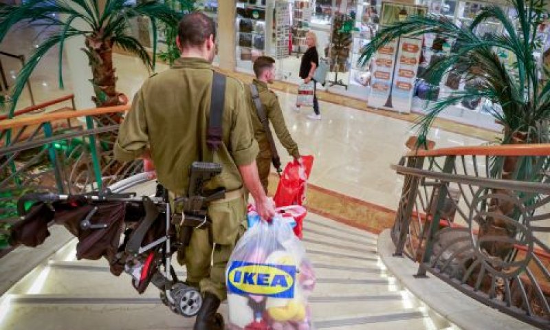 מפונים מקיבוץ בארי [צילום: יוסי זמיר, פלאש 90]