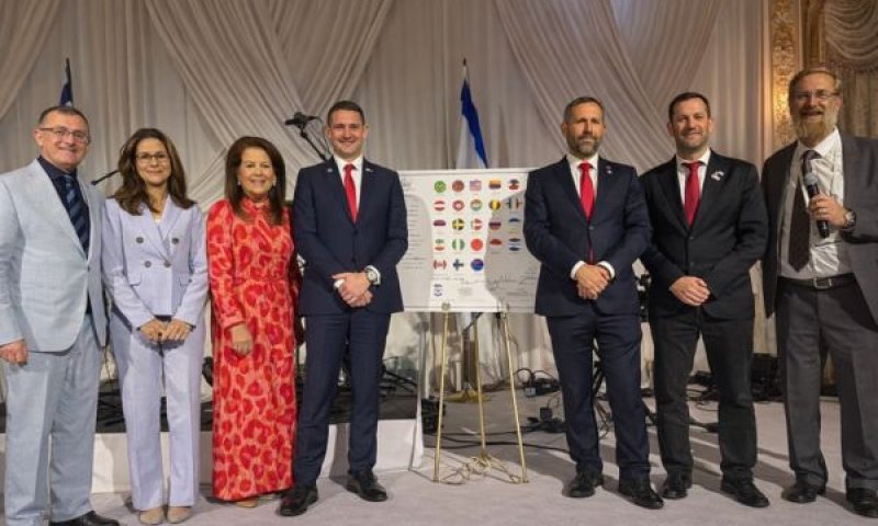 חיבור לתנ"ך ולריבונות [צילום: אליענה פנסטין, דוברות בנימין]