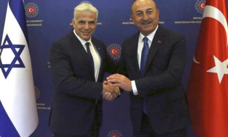 שר החוץ הטורקי מבלוט צ'אבושולו בפגישה לפני חודשים אחדים עם לפיד [צילום: נקאטי סאבס/פול AP]