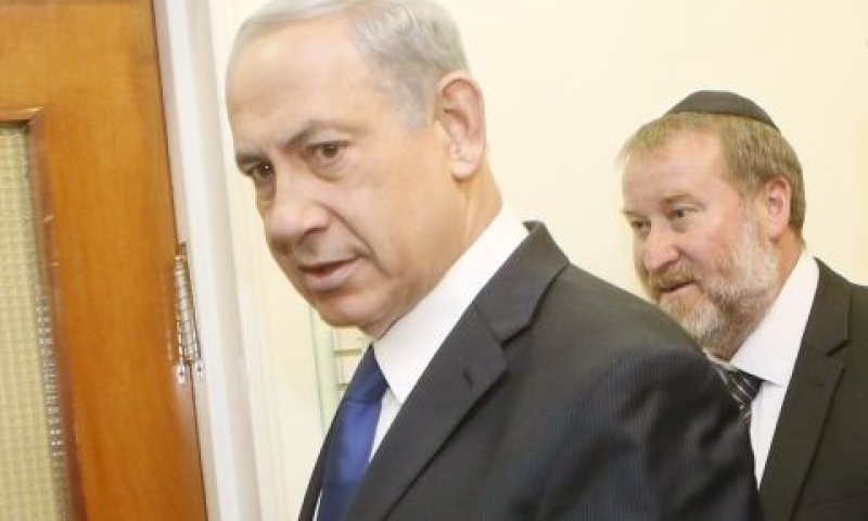 מזכיר הממשלה אביחי מנדלבליט פוסע אחרי נתניהו. מה יש להם להסתיר? [צילום: פלאש 90]