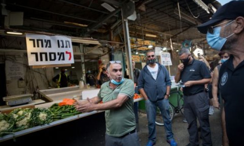 אכיפה בשוק הכרמל [צילום: מרים אלסטר/פלאש 90]