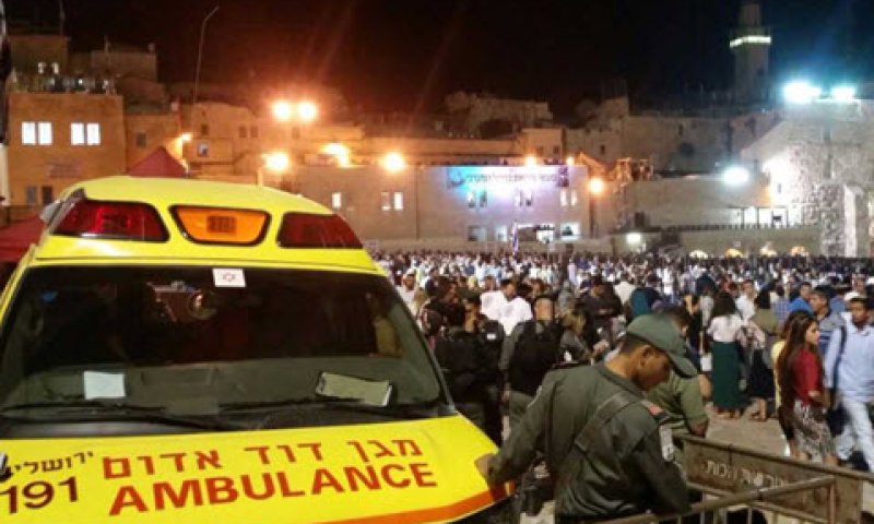 ניידת טיפול נמרץ של מד"א בכותל [צילום: דוברות מד"א]