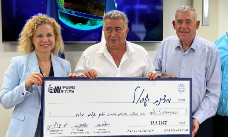 בועז לוי, עמיר פרץ ומיכל רוזנבוים בטקס במשרדי התעשייה האווירית [צילום: יח"צ]
