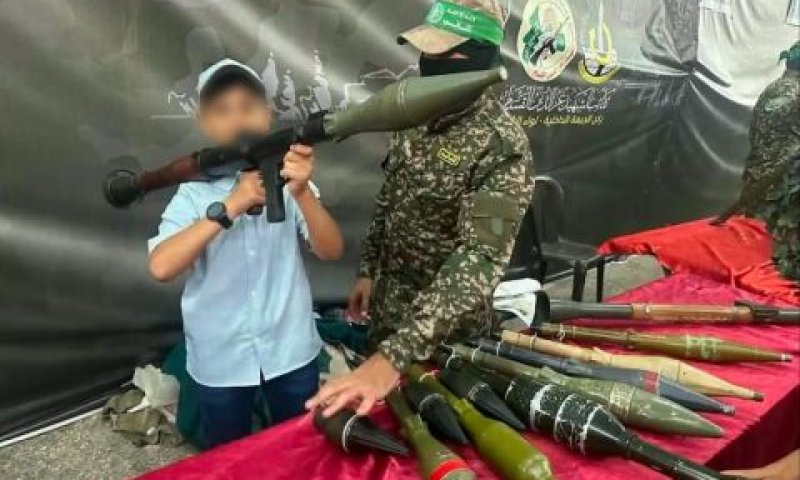 הילדים מוכשרים להשתמש בנשק ולשנאת יהודים