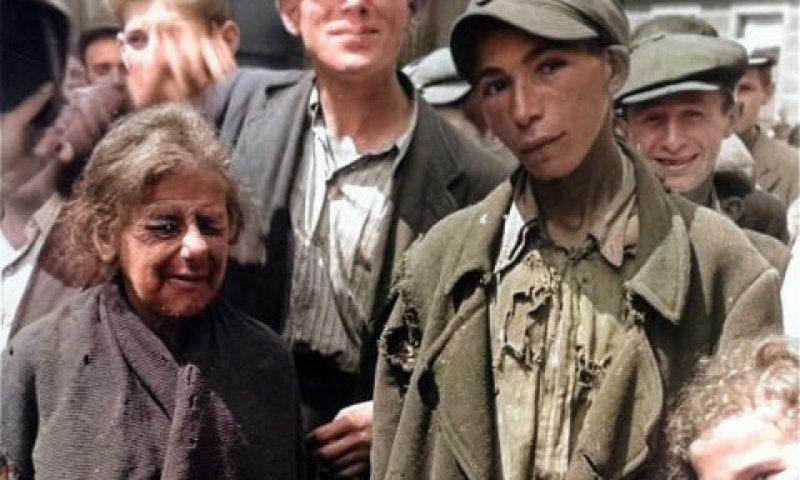 יהודים בגטו ורשה. רצחת וירשת [צילום: גיאורג וילי, וורמאכט; עיבוד: יוסי בירן]