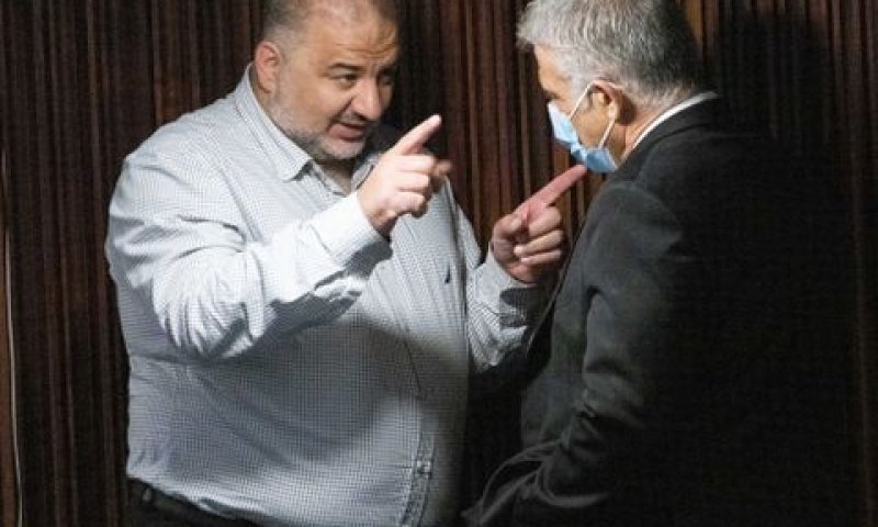 לפיד ועבאס. עימות [צילום: יונתן זינדל/פלאש 90]