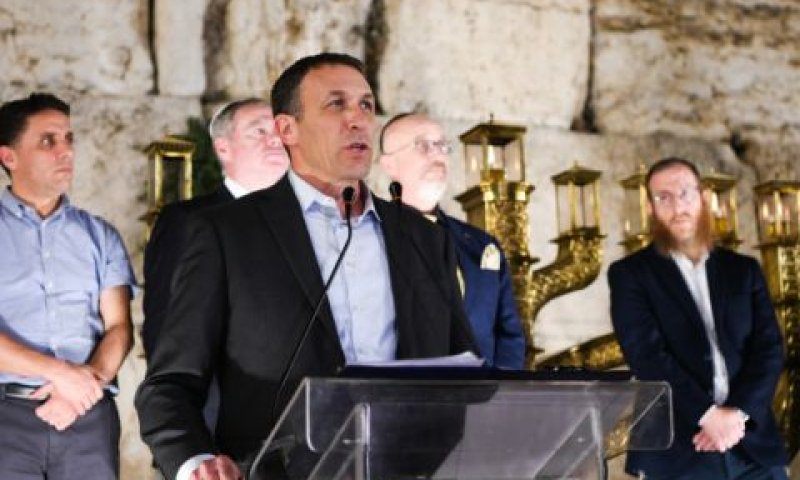 מתן כהנא בהדלקת נר חנוכה בכותל [צילום: אריה לייב אברמס/פלאש 90]