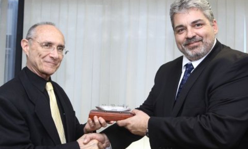 סקוט ולנדאו עם דגם הספינה המגזזת [צילום: גדעון שרון]