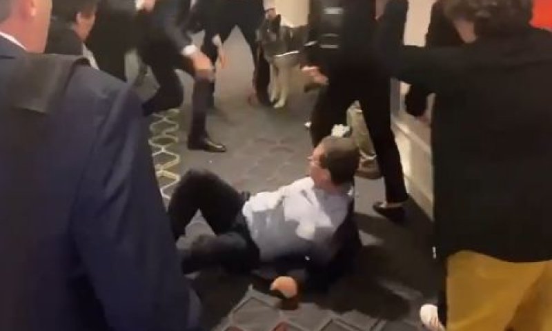 הגבר נהדף על הארץ לאחר שהתקרב יתר על המידה [צילום: שימוש לפי סעיף 27א לחוק זכויות יוצרים]