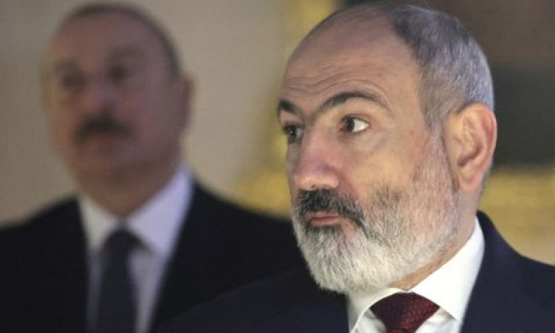 ראש ממשלת ארמניה ניקול פשיניאן, מימין, עם נשיא אזרבייג'ן, אילהם אלייב [צילום: ולדימיר סמירנוב, ספוטניק/AP]