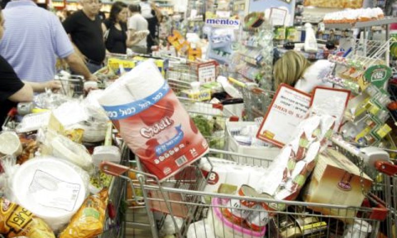 השוואת מחירים בזכות הסיירת [צילום: פלאש 90]