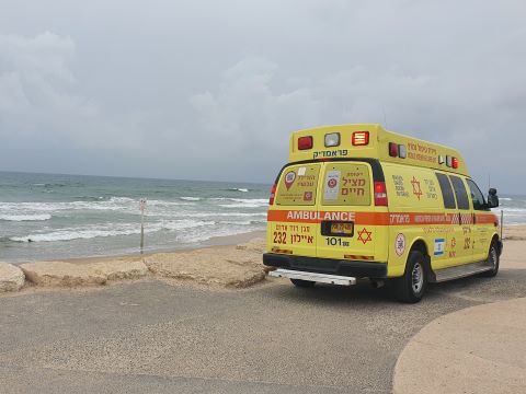 ניידת טיפול נמרץ של מד"א בחוף הים [צילום: דוברות מד"א]