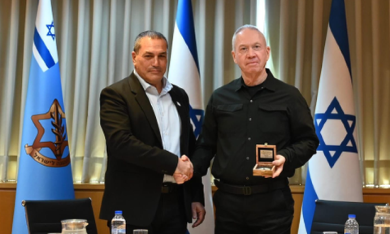 מנכ"ל משרד הביטחון, אלוף (מיל') אייל זמיר, השר יואב גלנט [צילום: אגף דוברות וקשרי ציבור במשרד הביטחון]