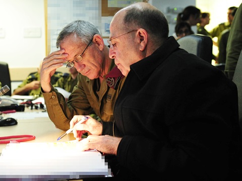 שר הביטחון יעלון והרמטכ"ל גנץ בעת ההשתלטות על הספינה [צילום: אריאל חרמוני, משרד הביטחון]