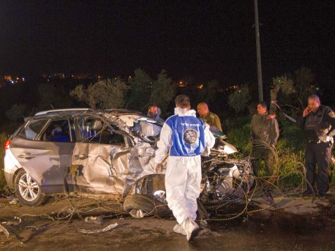 זירת הפיגוע ופינוי הנפגעים [צילום: מאיר וקנין/פלאש 90]