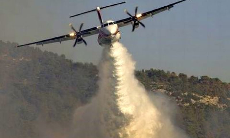 מאמצי הכיבוי נמשכים. מטוס רוסי [צילום: AP]