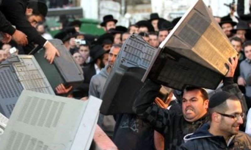 היישר לתוך הצפרדע [צילום: פלאש 90]
